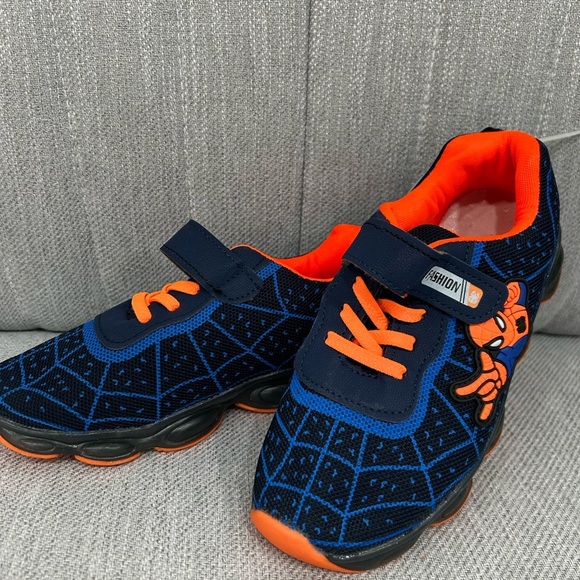 Kids Spider-Man light up Sneakers boys size 13 - Picture 3 of 6